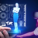 Foto: Shutterstock / SOK Studio / Peshkova / Barnevakten. Bildet viser ei jente med VR-briller og et hologram av en kvinne som vises opp fra en mobiltelefon.