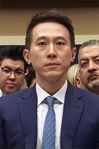 Foto: Wikipedia / CSPAN. Bildet viser sjefen i Tiktok under høringen i den amerikanske kongressen. Foto: Wikipedia / CSPAN. Bildet viser sjefen i Tiktok under høringen i den amerikanske kongressen.